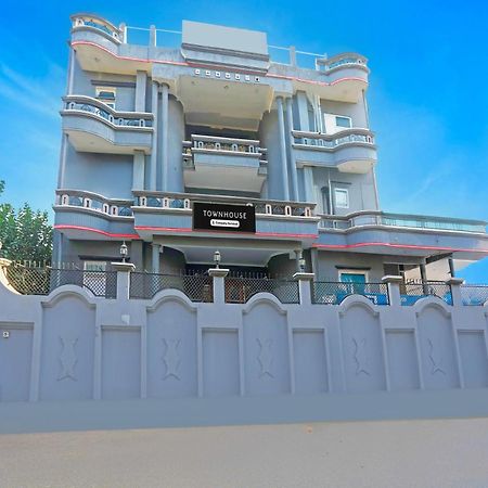 Super Townhouse Vijay Khand Gomti Nagar Lakhnaú Exteriér fotografie