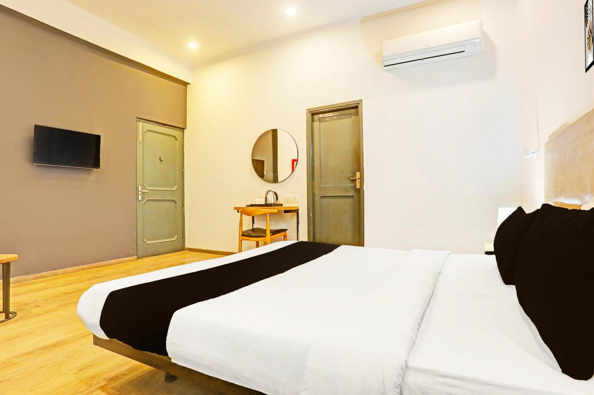 Super Townhouse Vijay Khand Gomti Nagar Lakhnaú Exteriér fotografie
